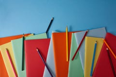 Fuentes de escuela con los lápices y los cuadernos coloridos foto de archivo libre de regalías Fuentes de escuela con los lápices y los cuadernos coloridos foto de archivo libre de regalías