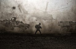 Fuerzas militares entre la tormenta y el polvo en desierto imagenes de archivo Fuerzas militares entre la tormenta y el polvo en desierto imagenes de archivo