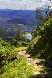 Fuga de montanha nos Himalayas no dia ensolarado Pokhara, Nepal imagens de stock Fuga de montanha nos Himalayas no dia ensolarado Pokhara, Nepal imagens de stock