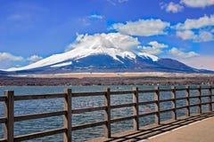 Fujisan Fuji stort berg och morgonsolljus som badar berget på Yamanaka sjön, Japan royaltyfri foto Fujisan Fuji stort berg och morgonsolljus som badar berget på Yamanaka sjön, Japan royaltyfri foto
