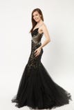 Full kvinna för modell för längdfotomode som bär elegant posera för kappa för svart för aftonklänning som isoleras på vit väggbak arkivfoton Full kvinna för modell för längdfotomode som bär elegant posera för kappa för svart för aftonklänning som isoleras på vit väggbak arkivfoton