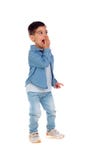 Full stående av gipsybarnet med jeans royaltyfria foton Full stående av gipsybarnet med jeans royaltyfria foton