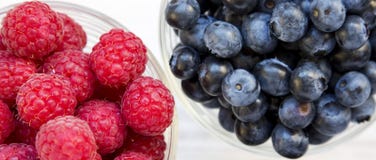 Fulla bunkar av blåbär och hallon, bästa sikt banta ?ta som ?r sunt ?ver huvudet fr?n ?ver arkivbild Fulla bunkar av blåbär och hallon, bästa sikt banta ?ta som ?r sunt ?ver huvudet fr?n ?ver arkivbild