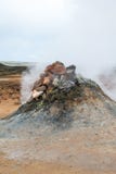Fumarola e geyser nell'area geotermica Hverir, Islanda immagine stock Fumarola e geyser nell'area geotermica Hverir, Islanda immagine stock
