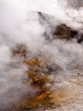 Fumerolle et pierres jaunes à l'intérieur de solfatare actif de vulcano Photo stock Fumerolle et pierres jaunes à l'intérieur de solfatare actif de vulcano Photo stock