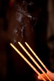 Fumo da incenso bruciante fotografie stock libere da diritti Fumo da incenso bruciante fotografie stock libere da diritti