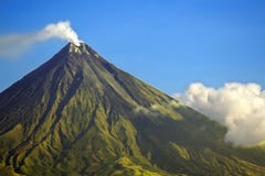 Fumo del vulcano di Mayon immagini stock Fumo del vulcano di Mayon immagini stock