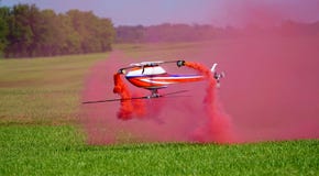 Fumée rouge et hélicoptères de RC Fumée rouge et hélicoptères de RC