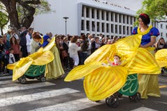 Funchal, Madera - April 20, 2015: Moeders met babys in kinderwagens bij het de Bloemfestival van Madera, Funchal, Madera, Portuga Royalty-vrije Stock Foto Funchal, Madera - April 20, 2015: Moeders met babys in kinderwagens bij het de Bloemfestival van Madera, Funchal, Madera, Portuga Royalty-vrije Stock Foto