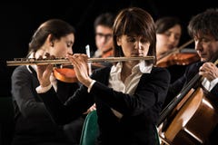 Funcionamiento de la orquesta sinfónica: primer del flautista fotos de archivo libres de regalías Funcionamiento de la orquesta sinfónica: primer del flautista fotos de archivo libres de regalías