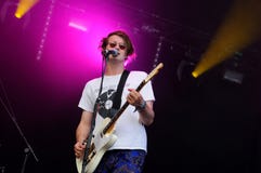 Funcionamiento del concierto de la banda de Palma Violets en el festival 2013 de la BOLA (Festival Internacional de Benicassim) foto de archivo Funcionamiento del concierto de la banda de Palma Violets en el festival 2013 de la BOLA (Festival Internacional de Benicassim) foto de archivo