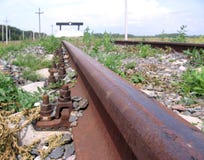 Funcionamiento macro del primer de los carriles oxidados en un callejón sin salida ferroviario imagen de archivo libre de regalías Funcionamiento macro del primer de los carriles oxidados en un callejón sin salida ferroviario imagen de archivo libre de regalías