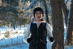 Funcionamientos de funcionamiento de funcionamiento de la muchacha de la nieve del invierno a través del bosque en invierno del d imagen de archivo Funcionamientos de funcionamiento de funcionamiento de la muchacha de la nieve del invierno a través del bosque en invierno del d imagen de archivo