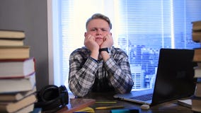Fundersam ung student med hakan på händer arkivfilmer Fundersam ung student med hakan på händer arkivfilmer