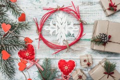 Fundo branco de madeira velho Árvore de abeto com corações vermelhos Cartão para o Natal, o Natal, o ano novo e o Xmas Foto de Stock Fundo branco de madeira velho Árvore de abeto com corações vermelhos Cartão para o Natal, o Natal, o ano novo e o Xmas Foto de Stock