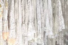 Fundo branco do laço, conceito do casamento, forma fêmea do verão imagens de stock Fundo branco do laço, conceito do casamento, forma fêmea do verão imagens de stock