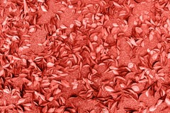 Fundo colocado liso com as folhas de outono alaranjadas na cor coral tonificada concreta imagem de stock Fundo colocado liso com as folhas de outono alaranjadas na cor coral tonificada concreta imagem de stock