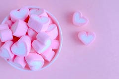 Fundo cor-de-rosa do marshmallow, marshmallow do coração no copo branco, Val imagem de stock Fundo cor-de-rosa do marshmallow, marshmallow do coração no copo branco, Val imagem de stock