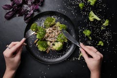 Fundo da obscuridade da dieta de alimento da salada dos vegetais imagens de stock royalty free Fundo da obscuridade da dieta de alimento da salada dos vegetais imagens de stock royalty free
