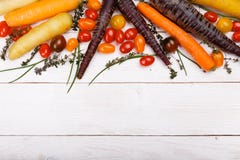 Fundo do alimento biológico Foto do estúdio de frutas e legumes diferentes na tabela de madeira branca Produto de alta resolução fotos de stock royalty free Fundo do alimento biológico Foto do estúdio de frutas e legumes diferentes na tabela de madeira branca Produto de alta resolução fotos de stock royalty free
