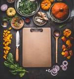 Fundo do alimento para pratos saborosos do inverno e do outono com abóbora Vários ingredientes de cozimento com colher e faca em imagens de stock Fundo do alimento para pratos saborosos do inverno e do outono com abóbora Vários ingredientes de cozimento com colher e faca em imagens de stock