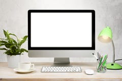 Fundo do espaço de trabalho com computador de secretária e acessórios do escritório na tabela imagens de stock Fundo do espaço de trabalho com computador de secretária e acessórios do escritório na tabela imagens de stock