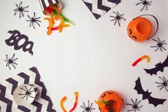 Fundo do feriado de Dia das Bruxas com aranhas e doces Vista de acima imagens de stock Fundo do feriado de Dia das Bruxas com aranhas e doces Vista de acima imagens de stock