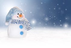Fundo do inverno com um boneco de neve, uma neve e uns flocos de neve fotografia de stock Fundo do inverno com um boneco de neve, uma neve e uns flocos de neve fotografia de stock