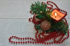 Fundo do Natal com ramos do abeto e vela birning fotografia de stock royalty free Fundo do Natal com ramos do abeto e vela birning fotografia de stock royalty free