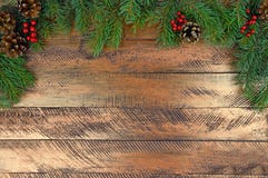 Fundo no estilo rústico, cones do Natal, bagas, árvore de abeto imagens de stock Fundo no estilo rústico, cones do Natal, bagas, árvore de abeto imagens de stock
