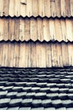Fundo shingled de madeira tradicional velho do teste padrão do telhado, espaço da cópia foto de stock Fundo shingled de madeira tradicional velho do teste padrão do telhado, espaço da cópia foto de stock