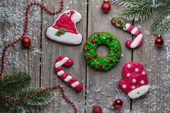 Fundo velho da tabela da madeira das cookies do pão do gengibre do Natal para o gráfico e o design web, conceito simples moderno imagens de stock Fundo velho da tabela da madeira das cookies do pão do gengibre do Natal para o gráfico e o design web, conceito simples moderno imagens de stock
