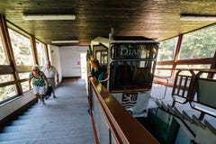 Funicolare a Karlovy Vary, Ceco di Diana fotografia stock libera da diritti Funicolare a Karlovy Vary, Ceco di Diana fotografia stock libera da diritti