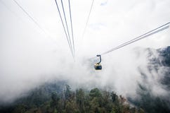 Funiculaire jaune au-dessus des nuages photos stock Funiculaire jaune au-dessus des nuages photos stock