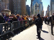 Funkcjonariusz Policji Z klingerytów kajdankami, panowanie nad tłumem, Marzec dla Nasz żyć, NYC, NY, usa obraz royalty free Funkcjonariusz Policji Z klingerytów kajdankami, panowanie nad tłumem, Marzec dla Nasz żyć, NYC, NY, usa obraz royalty free
