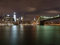 Funkelnde Brooklyn-Brücke bis zum Nacht stockfotografie Funkelnde Brooklyn-Brücke bis zum Nacht stockfotografie