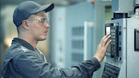 Funktionierendes Bedienfeldsystem der Wirtschaftsingenieurarbeitskraft in Fertigungsanlage stock video Funktionierendes Bedienfeldsystem der Wirtschaftsingenieurarbeitskraft in Fertigungsanlage stock video