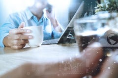 funktionsdugliga websiteformgivare för Co som arbetar på kontoret och innehavet per koppen fotografering för bildbyråer funktionsdugliga websiteformgivare för Co som arbetar på kontoret och innehavet per koppen fotografering för bildbyråer