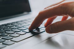Funktionsdugligt hemma med bärbar datorkvinnamaskinskrivning på datorer Kvinnlig hand på tangentbordet royaltyfria bilder Funktionsdugligt hemma med bärbar datorkvinnamaskinskrivning på datorer Kvinnlig hand på tangentbordet royaltyfria bilder