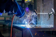 Funktionsperson über Schweißerstahl lizenzfreie stockfotografie Funktionsperson über Schweißerstahl lizenzfreie stockfotografie