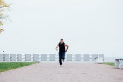 Funzionamento atletico del giovane nella natura Stile di vita sano fotografia stock libera da diritti Funzionamento atletico del giovane nella natura Stile di vita sano fotografia stock libera da diritti