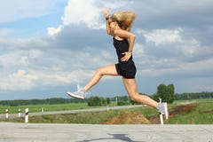 Funzionamento dell'atleta del corridore sulla strada concetto pareggiante di benessere di allenamento di alba di forma fisica del Fotografia Stock Libera da Diritti Funzionamento dell'atleta del corridore sulla strada concetto pareggiante di benessere di allenamento di alba di forma fisica del Fotografia Stock Libera da Diritti