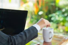Funzionamento dell'uomo di affari fotografie stock libere da diritti Funzionamento dell'uomo di affari fotografie stock libere da diritti