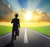 Funzionamento dell'uomo di affari sulla strada asfaltata immagine stock Funzionamento dell'uomo di affari sulla strada asfaltata immagine stock