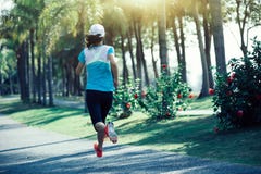 Funzionamento della donna di forma fisica al parco tropicale Immagine Stock Libera da Diritti Funzionamento della donna di forma fisica al parco tropicale Immagine Stock Libera da Diritti