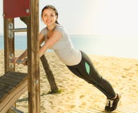 Funzionamento della donna sulla spiaggia dal mare al giorno immagine stock Funzionamento della donna sulla spiaggia dal mare al giorno immagine stock