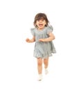 Funzionamento di risata della ragazza del bambino immagini stock libere da diritti Funzionamento di risata della ragazza del bambino immagini stock libere da diritti