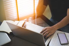 Funzionamento ed analisi dell'uomo di affari sul computer portatile fotografie stock Funzionamento ed analisi dell'uomo di affari sul computer portatile fotografie stock