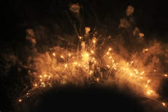 Fuochi d'artificio firework Priorit? bassa celestiale Fiamma fantastica delle luci scintillanti gialle nel cielo notturno durante fotografie stock libere da diritti Fuochi d'artificio firework Priorit? bassa celestiale Fiamma fantastica delle luci scintillanti gialle nel cielo notturno durante fotografie stock libere da diritti