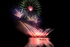 Fuochi d'artificio luminosi e variopinti contro un cielo notturno nero firework Fotografia Stock Libera da Diritti Fuochi d'artificio luminosi e variopinti contro un cielo notturno nero firework Fotografia Stock Libera da Diritti